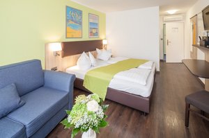 Einbettzimmer mit Couch Hotel blauer Karpfen