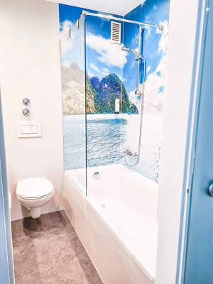 Badezimmer mit Wanne im Hotel blauer Karpfen
